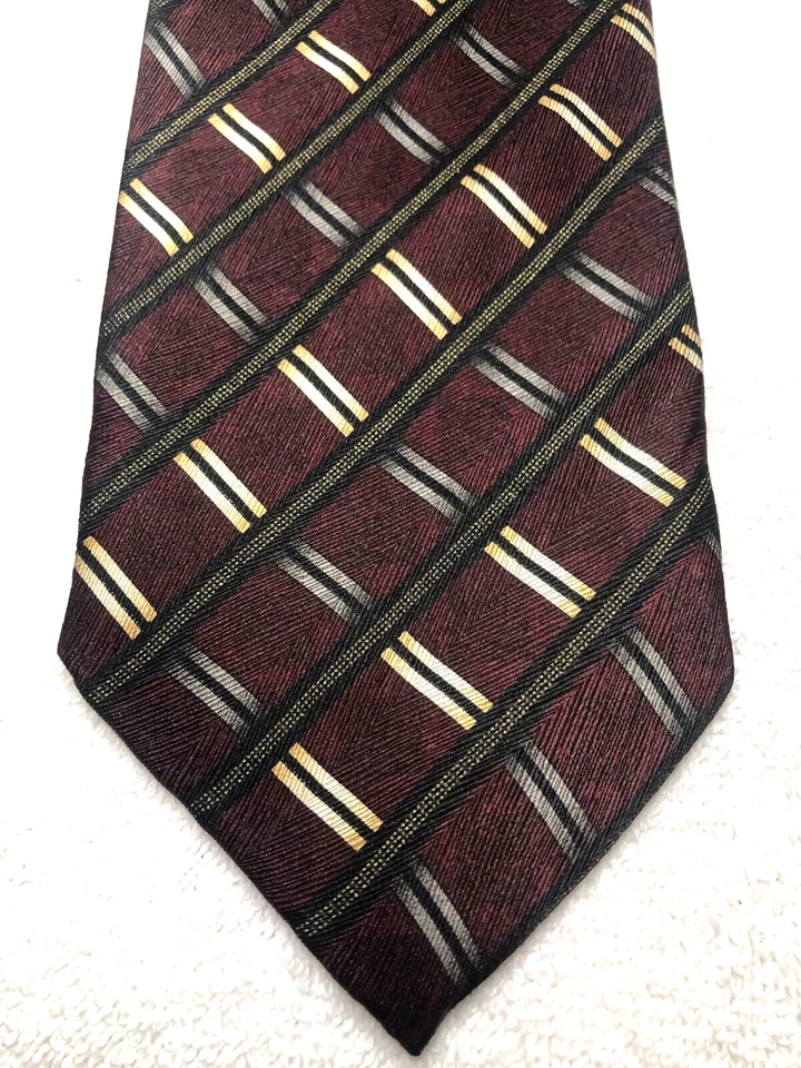 KILBURNE AND FINCH MENS TIE BURGUNDY WITH GOLD GRAY 4 x 60 - Image 1 of 4