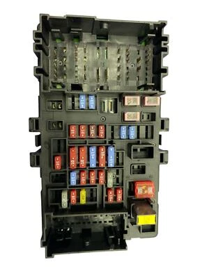 2016 - 2020 CADILLAC ESCALADE OEM FRONT LEFT FUSE RELAY BOX 84114432 - Изображение 1 из 4