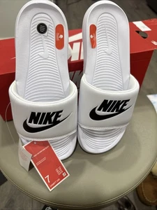 Nike Victori One Slide WEISS mit schwarzem Logo Größe 7 brandneu im Karton CN9677-100 - Bild 1 von 10