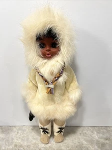 Muñeca esquimal de Alaska de colección con ojos parpadeantes collar de cuero con adornos de piel real - Imagen 1 de 6