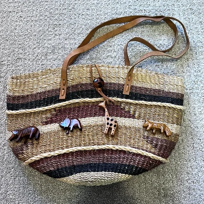 Toni Handmade? Woven Straw Tote Bag African Safari Animal Wood Carvings Giraffe - Image 1 of 4