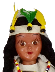 Bambola ragazza indiana nativi americani plastica dura vestiti pelle bambini occhi addormentati vintage - Foto 1 di 7