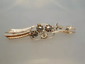 antik Brosche 585 Gold Rotgold verziert 3 Diamantrosen hohe Krampen L 5 cm 3,9 g - Bild 1 von 12