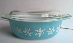 Pyrex #043 vintage, 1 1/2 cuartos Cazuela ovalada y tapa turquesa con copo de nieve blanco - Imagen 1 de 7