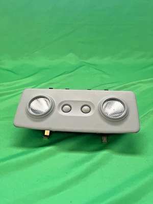 Оригинальный задний центральный верхний купольный фонарь 2010 Chevrolet Traverse - Изображение 1 из 4