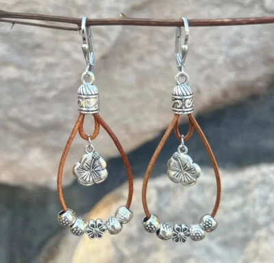Pendientes colgantes de cuero en lágrima con flores Brighton Beach Foto 1 de 4