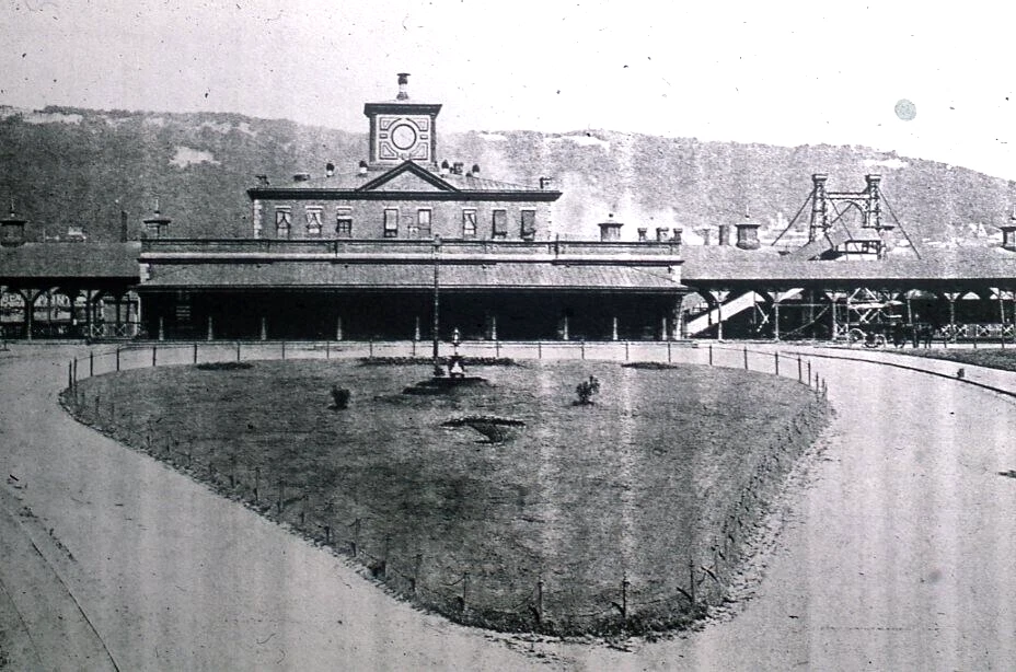 Estación exterior construida en 1874 b-w lectura de diapositivas, pa. ferrocarril 1900 pic Foto 1 de 1