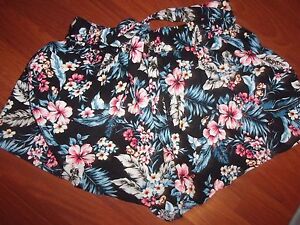 WOMAN'S LOVE COUTURE FLORAL SHORTS SIZE SMALL
