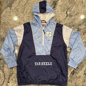 Giacca uomo Mitchell & Ness Navy North Carolina Tar Heels Anorak logo vintage mezza zip - Foto 1 di 10