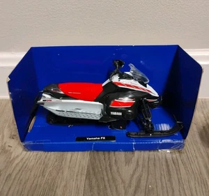Neu Ray Toys Yamaha FX Schneemobil Maßstab 1:12 schwarz/rot/silber 42893A - Bild 1 von 4