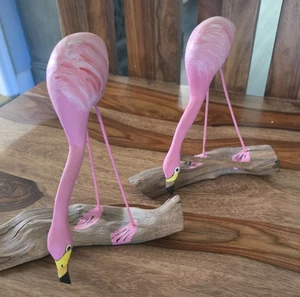 Vintage Paar Flamingo Skulpturen posiert auf Treibholz Handarbeit 7" Höhe - Bild 1 von 8