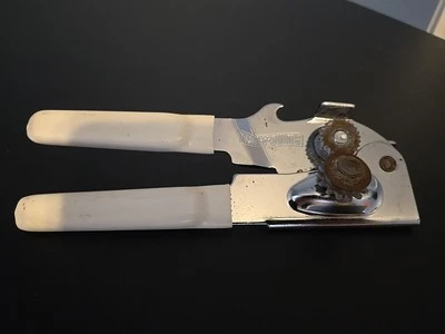 Abridor de latas y botellas oscilante vintage hecho en EE. UU. Cubierta de mano con mango de marfil Foto 1 de 4