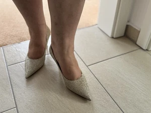 Neuwertige von Jimmy Choo Designer Schuhe in Der Größe 37 In Gold zuverkaufen - Foto 1 di 6