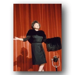 Judy Girlande 60er Jahre auf der Bühne trägt schwarzes Kleid hält Fellstola Vintage 5x7 Ph - Bild 1 von 1