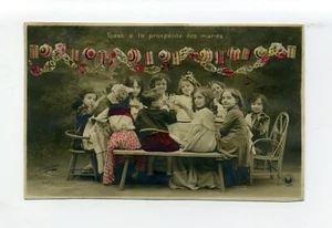 Antica cartolina fotografica colorata RPPC 1910, bambini che fanno un brindisi di nozze - Foto 1 di 2