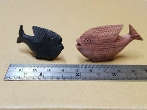 DE COLECCIÓN 2 ESCULTURAS DE PECES DE MADERA TALLADAS A MANO DECORACIÓN DE ARTE DECORATIVA Hecho en MALAWI - Imagen 1 de 6