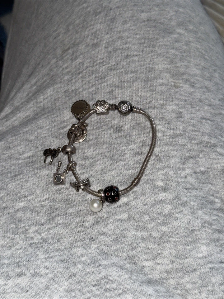 Pulsera Pandora Usada con 8 Dijes Auténtica Foto 1 de 4