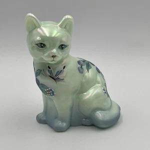 Vintage Fenton Meer grün irisierende Katze Katze Figur lila Schmetterling Blumen  - Bild 1 von 7
