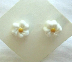 Pendientes Flor Perforados Blanco y Amarillo Huggie Moda Joyería Floral Madre Regalo - Imagen 1 de 4
