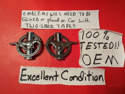 ✅JUEGO EMBLEMA GUARDABARROS 35 ANIVERSARIO FORD MUSTANG 1999 99 FABRICANTE ORIGINAL DIESTRO CROMO ¡BONITO! Foto 1 de 4