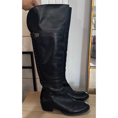 Bota de montar Vince Camuto Brani de cuero negra con tachuelas hasta la rodilla talla 7,5/37,5 M Foto 1 de 4
