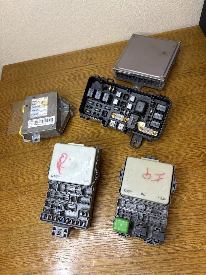 Juego de módulos de control Honda Accord 2002 ECM, SRS, paneles de fusibles y módulos de relé Foto 1 de 4