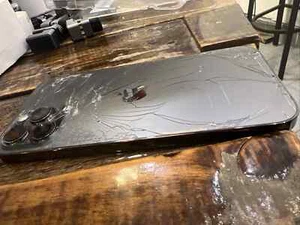 Marco original Apple iPhone 12 Pro Max con cristal trasero y lente de cámara agrietada - Imagen 1 de 5