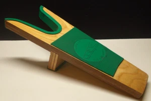 Boots Off Inc. Extractor de botas de madera dura The Wife Saver de goma verde - Imagen 1 de 8