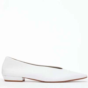 BOTTEGA VENETA Almond white soft leather scoop front pointed toe flats EU38 - Picture 1 of 9