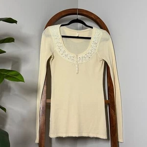Top termico Free People MEDIUM panna con perline ricamate manica lunga waffle maglia - Foto 1 di 9