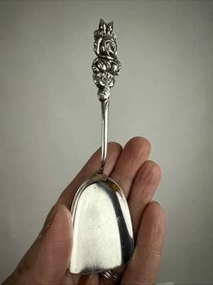 Ложка сахарная лопата/ореховая Reed & Barton посеребренная с узором из листьев розы 5-1/4 дюйма - Изображение 1 из 4