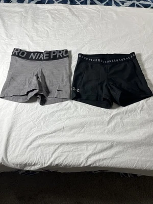 Lote de 2 cortos de voleibol para mujer Nike Pro & Under Armour talla mediana ver detalle Foto 1 de 4