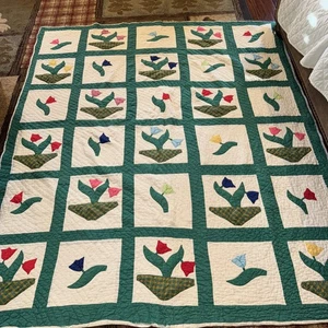 Vintage Tulpen Applikation Quilt Baumwolle 63” x 74” handgesteppt - Bild 1 von 19