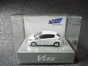 TOYOTA Vitz Yaris White Pearl Crystal Shine LED Light Keychain Japan - Picture 1 of 6