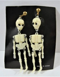 Tarjeta de exhibición original vintage de pendientes con clip de esqueleto articulado de Halloween - Imagen 1 de 1