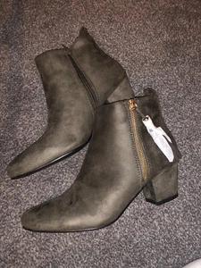 Khaki green Chelsea boots - Picture 1 of 3