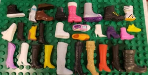 Lot #87 -30 ungerade (unübertroffene) Schuhe Stiefel für Barbie Waage und andere Puppenwaage - Bild 1 von 1
