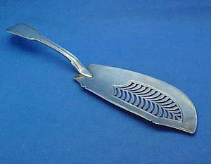 TABLE OR FISH SLICE FIDDLE & THREAD PATTERN ARMORIAL 5.8 OZ STERLING SILVER 1809 - Picture 1 of 5