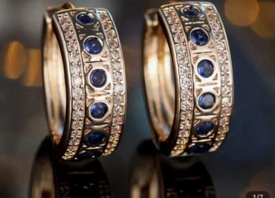 Pendiente de aro de oro amarillo de 14k GP con zafiros blancos y azules creados en laboratorio Foto 1 de 4