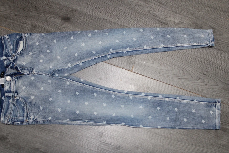 schicke Mädchen Jeans Hose mit Sternen in der Größe 164 von C&A - Bild 1 von 1