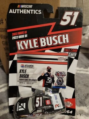 Tarjeta gratuita NASCAR Authentics Kyle Busch #51 2022 Wave 01 1:64 Foto 1 de 2