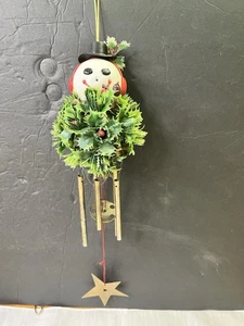 Vintage Weihnachten Frostiger Schneemann hängend Kunststoff Stechpalme Mistelzweig Glockenspiel - Bild 1 von 7