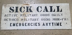 Vintage Metall Militär Erinnerungsstücke Schild SICK CALL  - Bild 1 von 3