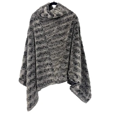 Poncho para mujer Johnston & Murphy con capucha de piel sintética cuello envolvente negro texturizado OS Foto 1 de 4