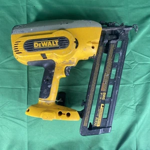 DeWalt DC618 18V Cordless XRP 16 Gauge Finitura Angolare Chiodatrice Fissaggio (Solo Strumento) - Foto 1 di 8