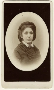 PORTRAIT OF A PRETTY YOUNG WOMAN : TRIESTE, ITALY : EARLY CDV FROM THE (1870’s) - Picture 1 of 3