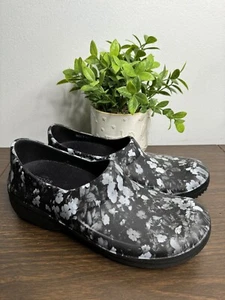 Zueco cerrado Crocs gris floral para mujer Neria Pro II enfermería profesional camuflaje - Imagen 1 de 11
