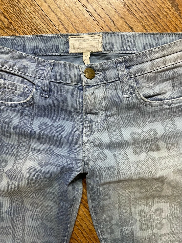 Pantalones de mezclilla Current Elliott tiro bajo calce ajustado estampado floral con puños al tobillo 4/27 Foto 1 de 4