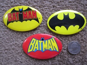 NICE !! ORIGINAL > LOT of 3 BATMAN pin / button 1982 DC Comics pins buttons - Picture 1 of 3