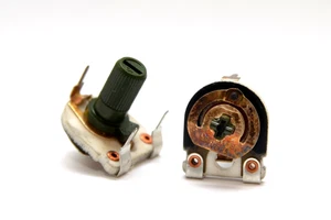 2x Vintage Keramik Trimmer / Potentiometer von Ruwido, 5 kOhm lin., liegend, NOS - Picture 1 of 9